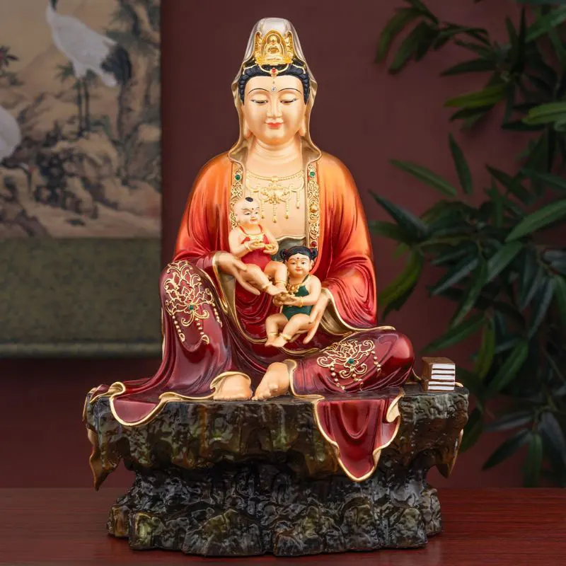 Familienaltarkind, das Guanyin-Bodhisattva-Statue schenkt